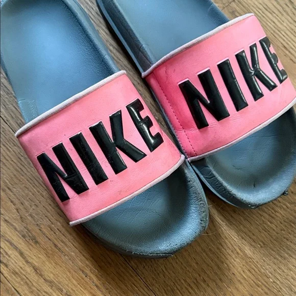 Nike Pink Slide Sandals very worn - Picture 5 of 5